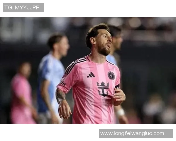 足球场上戴帽子球星闪耀全场展现非凡实力震撼观众